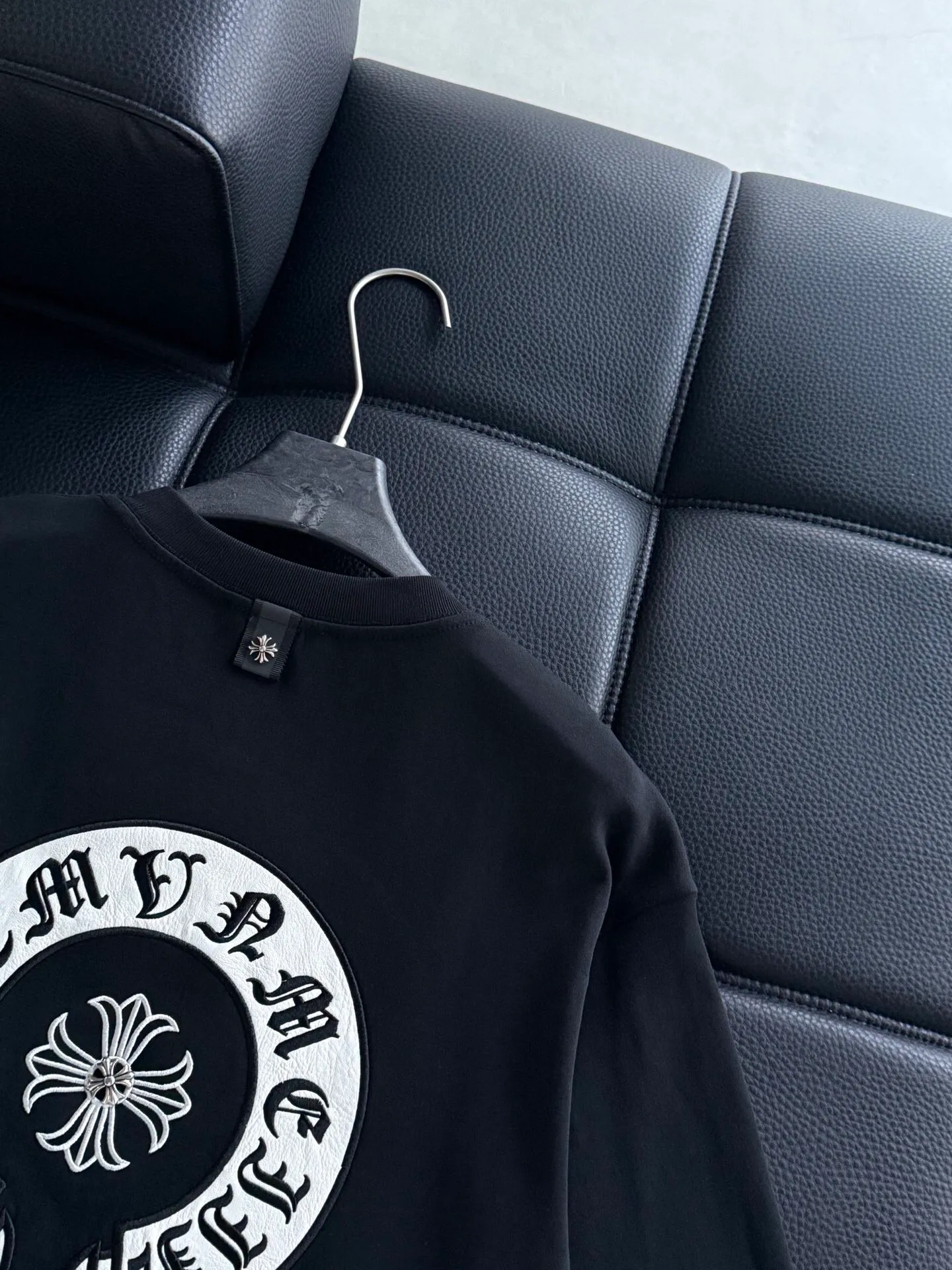 P400 ChromeHearts Chrome Heart Round Neck Long Sleeve The pursuit of quality absolutely guarantees quality! Using double-sided cotton fabric, the texture is clearly visible, the texture is soft, delicate and smooth, and the customized three-dimensional embroidery and leather patchwork technology is full of drape! The workmanship is fine and the shoulder lines are smooth. All imported chain machines are used to make the shoulder rolling strips. It has a certain thickness and is not made of cheap material but has a shiny feel that is comfortable and not tight on the upper body. It is the most avant-garde street item that can be easily matched by both men and women!  Color: black white Size: m-3xl Style number: 3576